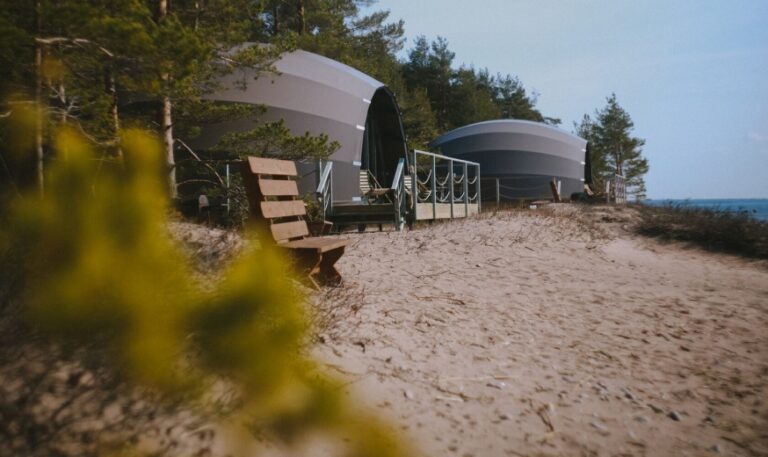 Фотография анонс к статье - как открыть глэмпинг-отель в 2025 году